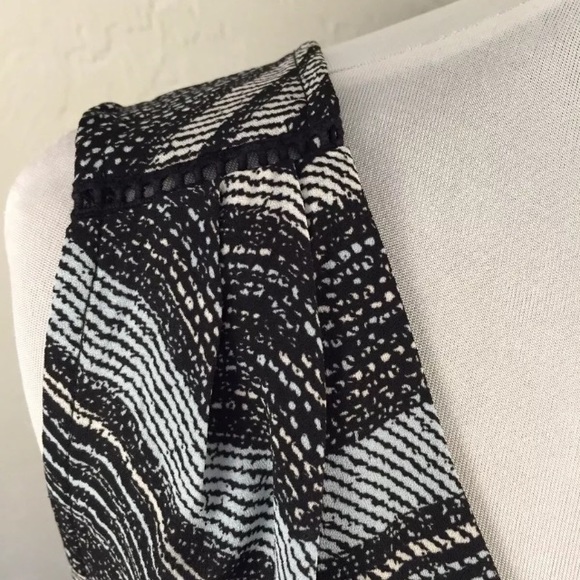 TORRID Abstract Chevron Georgette Tank Top 00 - Picture 5 of 7